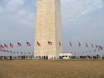 Obelisco con tutte le bandiere americane intorno