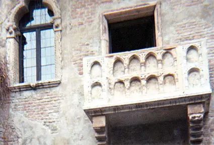 il balcone si affaccia su un angusto ed affollatissimo cortile