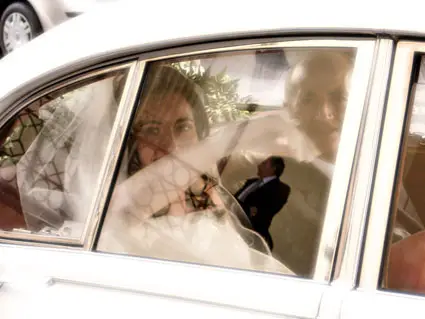 una sposa arriva davanti alla chiesa in auto
