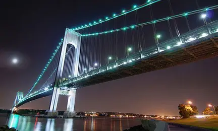 il ponte di notte visto dal basso