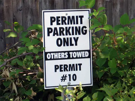 Cartello con la scritta in inglese: Permit Parking Only, Others Towed, Permit 10