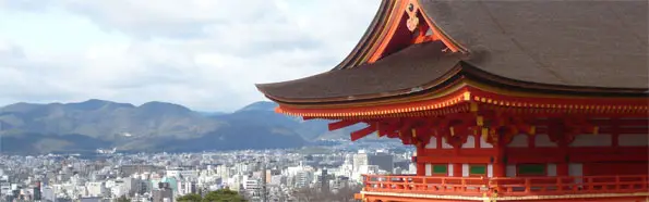 Il tetto di un tempio giapponese sullo sfondo di un paesaggio urbano