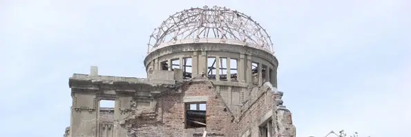 Un edificio sventrato dall'esplosione atomica