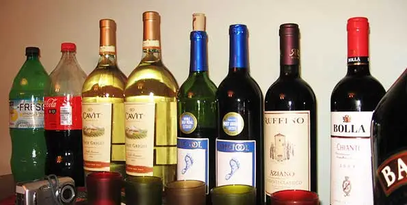 Una selezione di bottiglie di vino e liquori per la cena