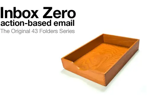 Una scatola di legno con la scritta: Inbox Zero, action based email