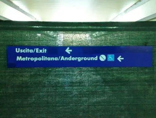 Un cartello che sbaglia a scrivere anderground invece che underground