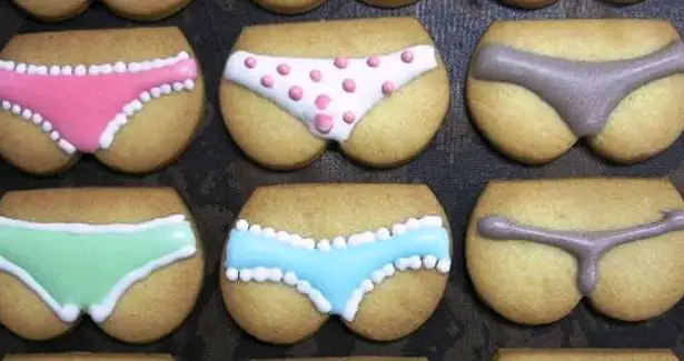 Alcuni biscotti a forma di fondoschiena femminile con slip colorati di glassa