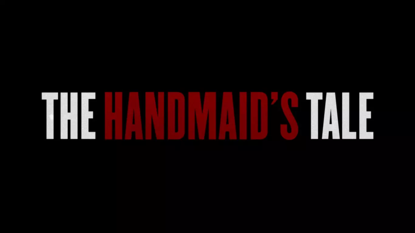 Il logo della serie tv con scritto The Handmaid's Tale, in cui la parola centrale viene evidenziata in rosso