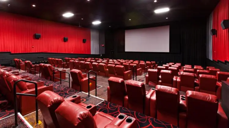 Una sala del cinema con le poltrone reclinabili ben distanziate tra loro