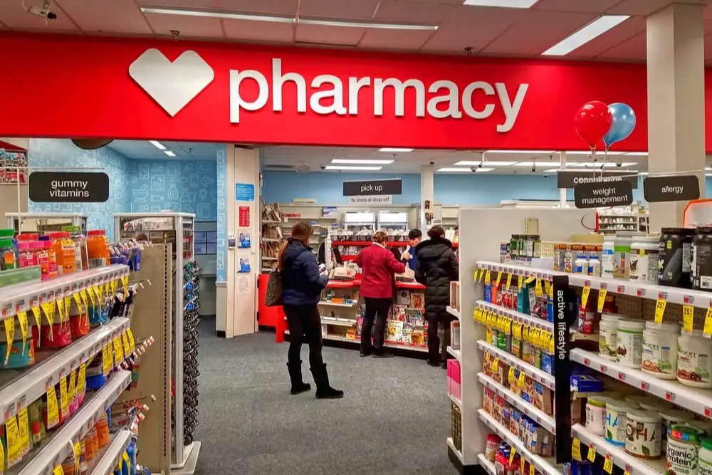 Il bancone dove ritirare i farmaci che richiedono la ricetta medica, con la scritta pharmacy a caratteri cubitali in cima