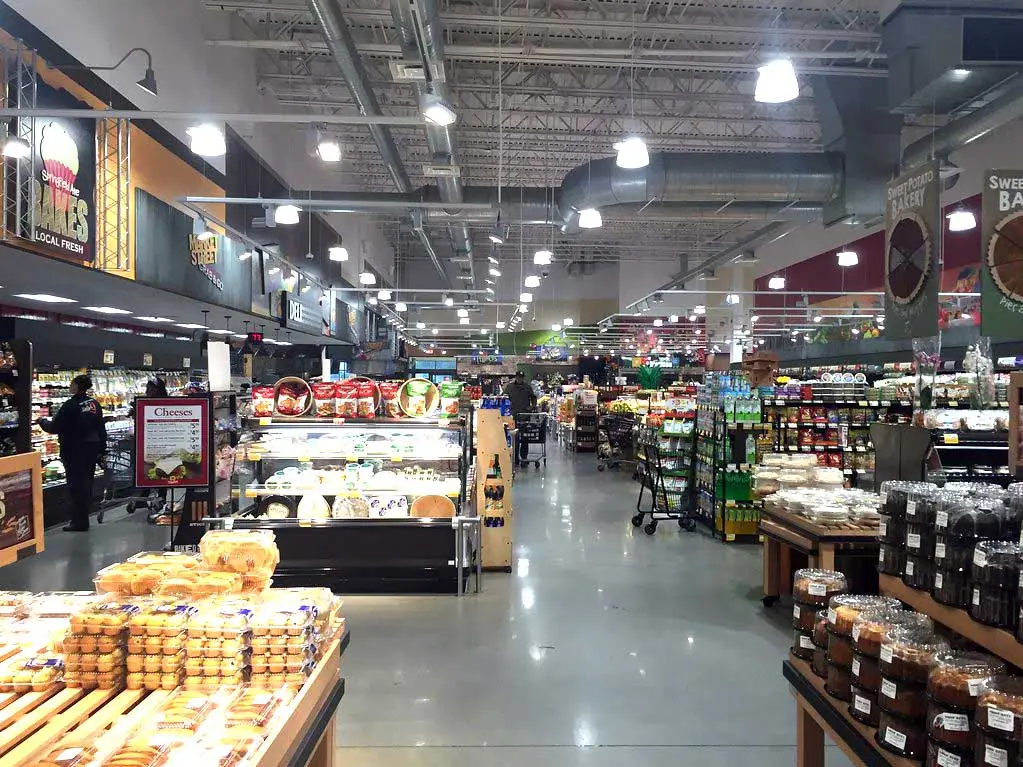 Panoramica del supermercato, con scaffali e banconi pieni di frutta, marmellata e biscotti