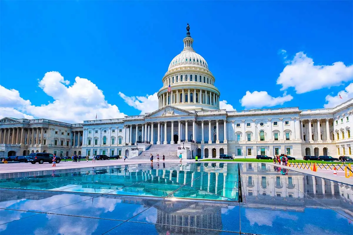 Il palazzo del parlamento americano sullo sfondo di una piscina piena d'acqua