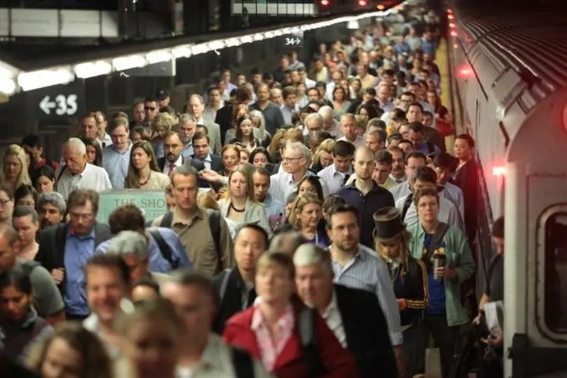 Una folla sul marciapiede della stazione di New York