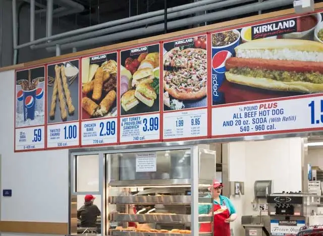 Un cartello reclamizza i cibi pronti che puoi acquistare nella zona fast food