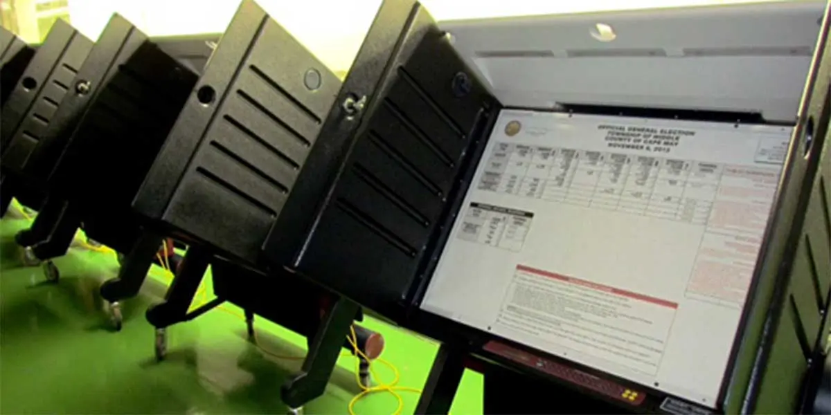Alcune macchine elettorali in fila con gli sportelli aperti