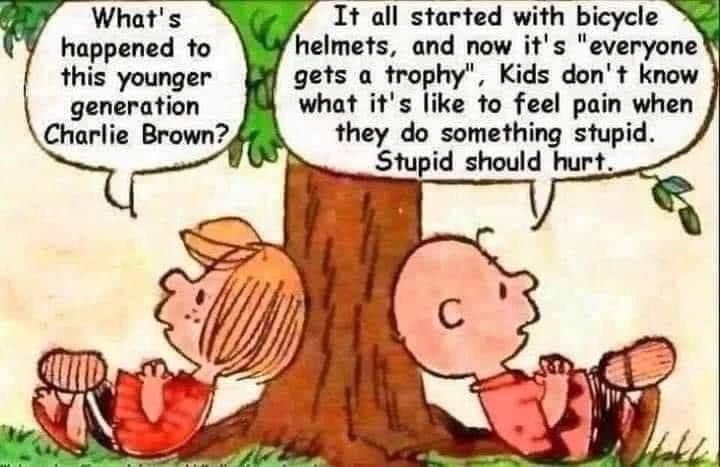 Vignetta con Charlie Brown e Patti che si chiedono cosa sia successo alla generazione di oggi