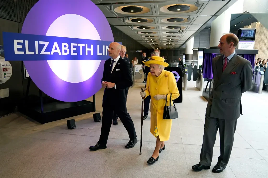 La Regina Elisabetta visita la nuova stazione metro con il suo nome