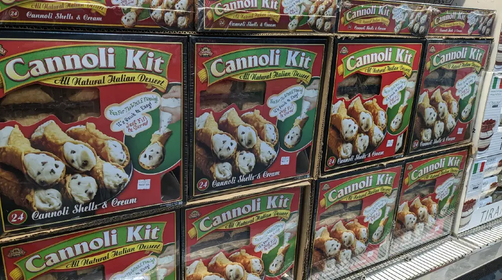 Confezioni di kit per fare i cannoli in casa sullo scaffale del supermercato