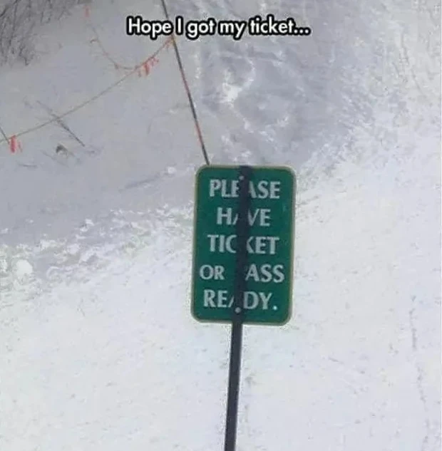 Un cartello avverte in inglese: please have ticket or ass ready