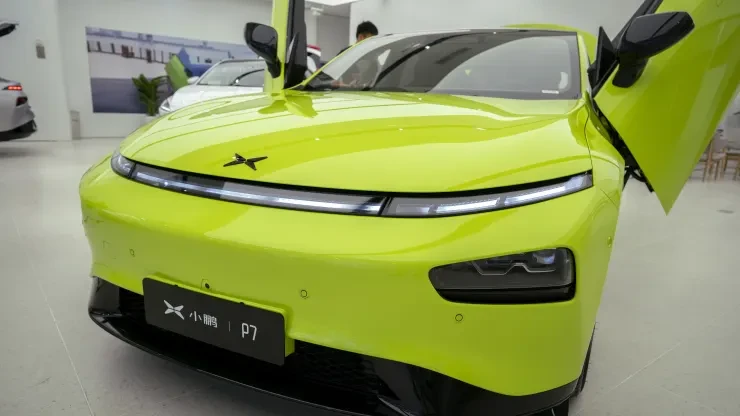 Una automobile sportiva elettrica cinese in un autosalone