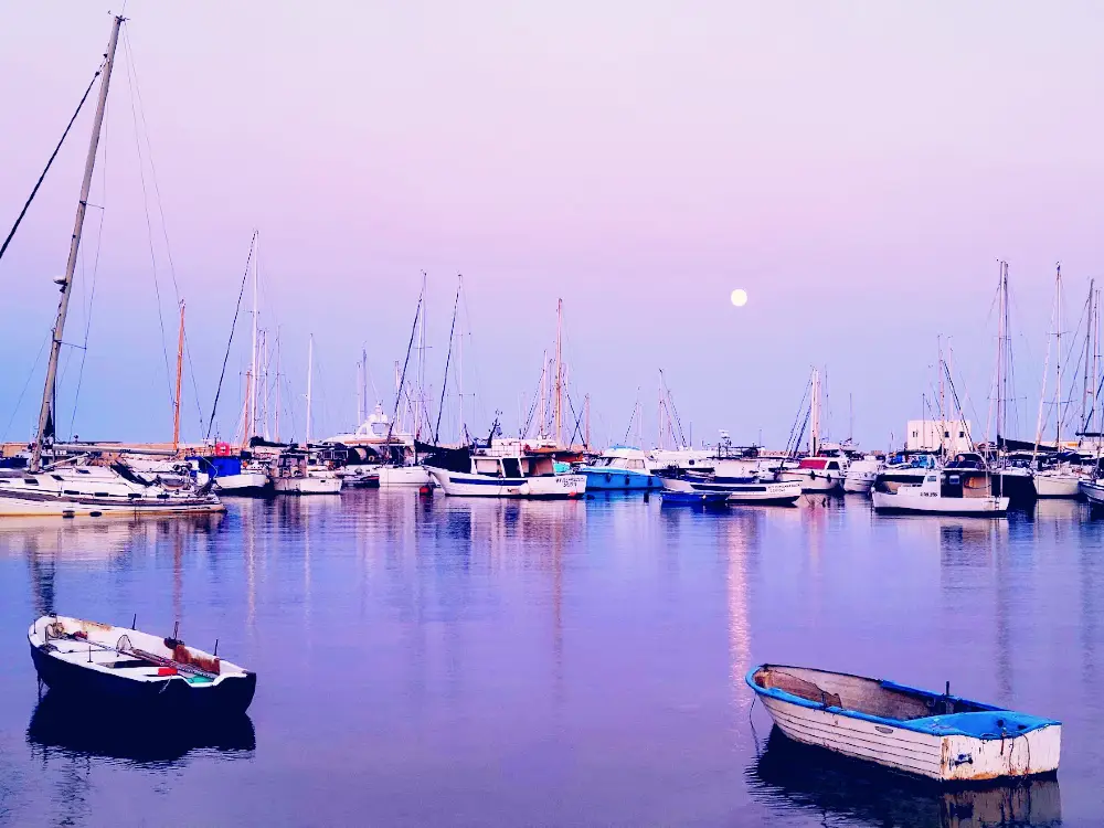 Uno scorcio del porticciolo di Marzamemi, con tutte le barche e la luna piena sullo sfondo