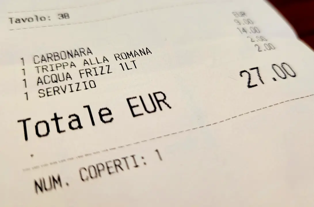 : carbonara 9 euro, trippa 14 euro, acqua e coperto 4 euro, totale 27 euro.