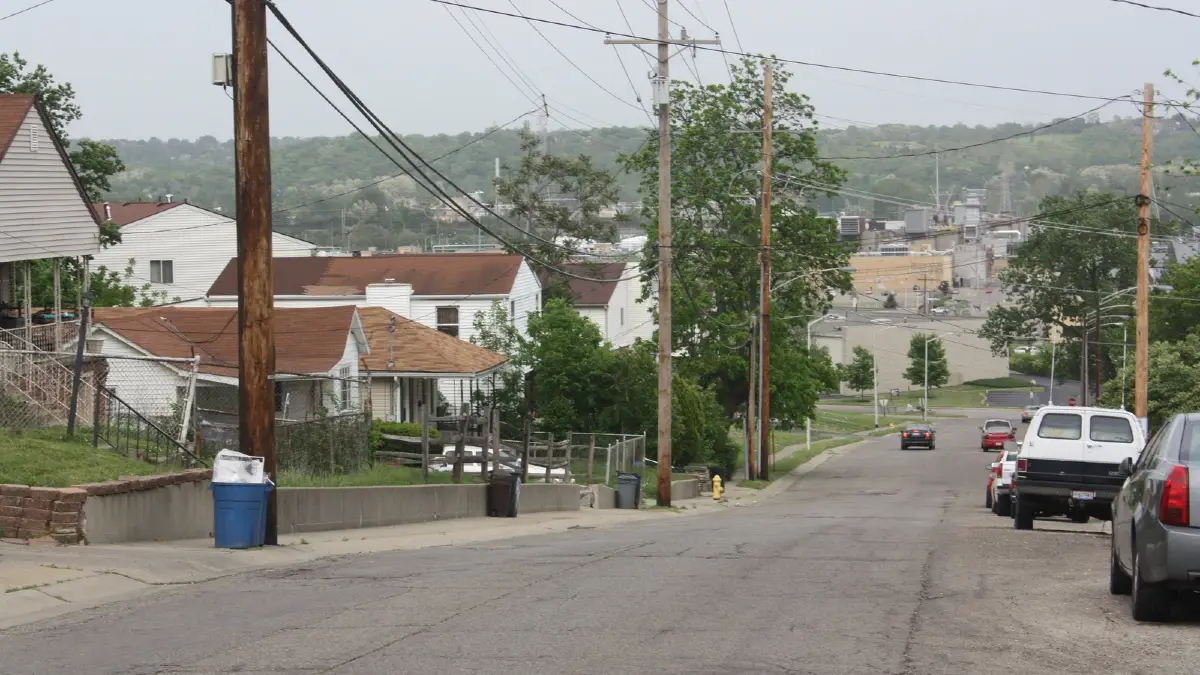 Una strada americana dei sobborghi con i pali che trasportano i cavi elettrici