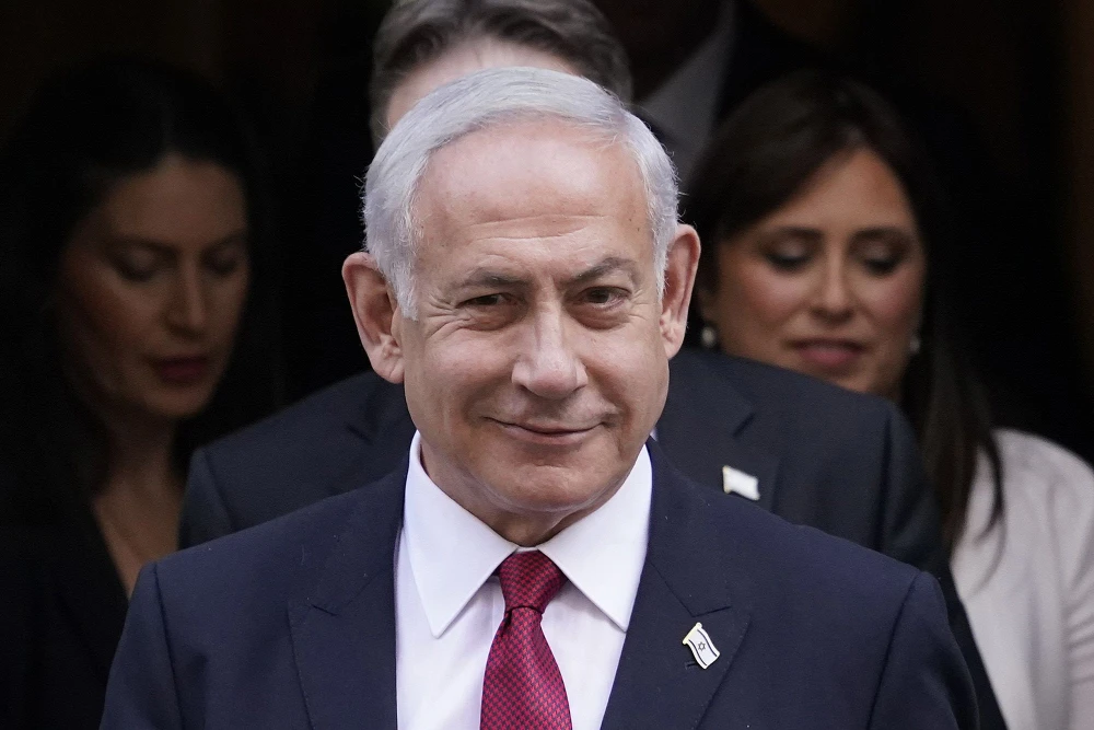 Benjamin Netanyahu sorride verso la telecamera