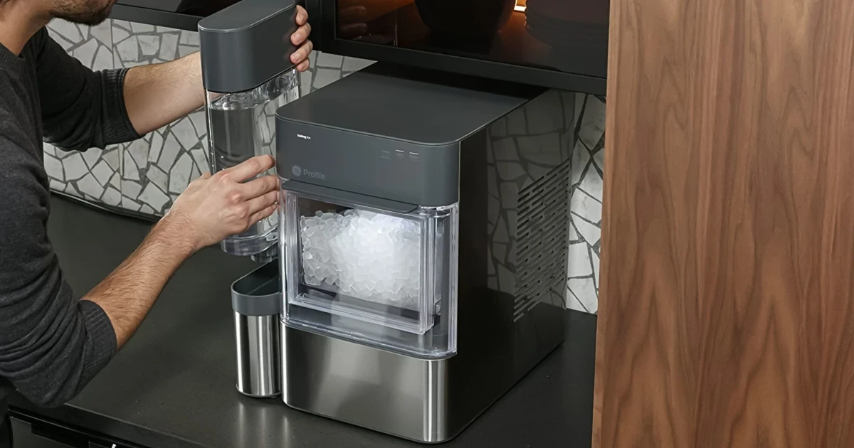 Una macchina del ghiaccio su un ripiano in cucina