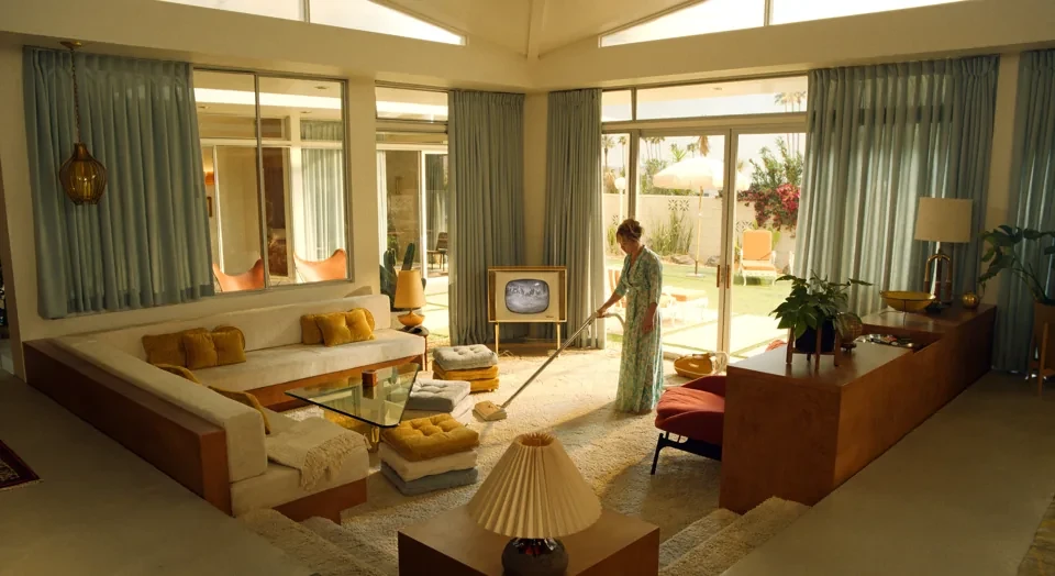 La protagonista passa l'aspirapolvere in salotto in una scena del film
