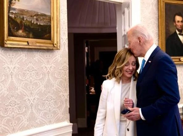 Il presidente americano nel momento in cui bacia sulla testa il primo ministro italiano