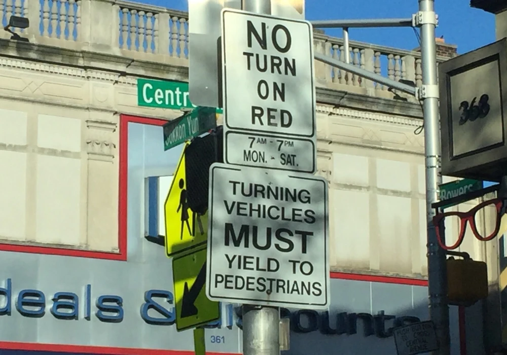Cartelli stradali con sopra scritto No Turn on Red ed anche Turning Vehicles must yield to pedestrians