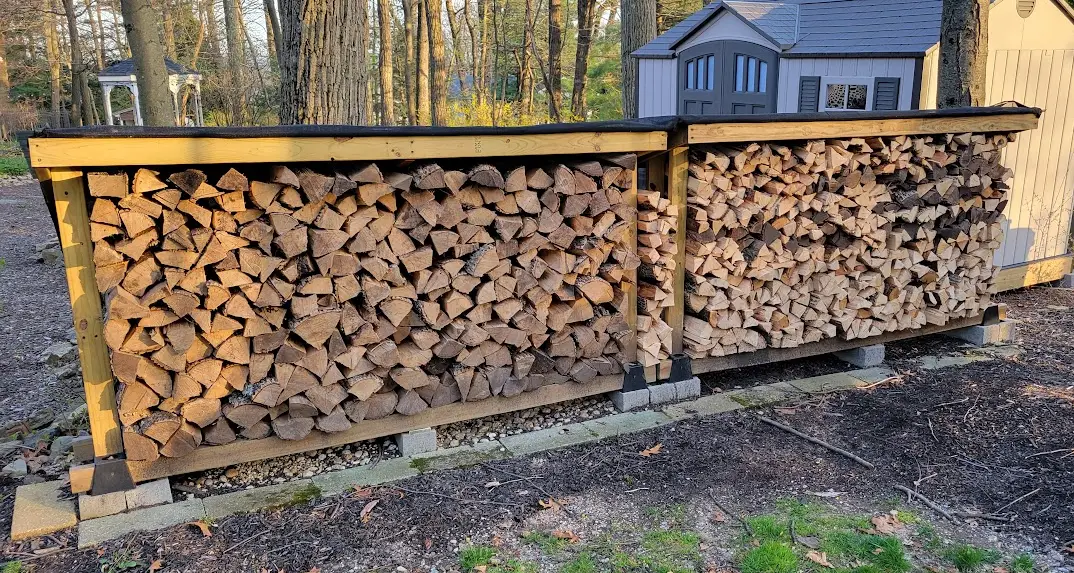 La legna accatastata negli appositi spazi