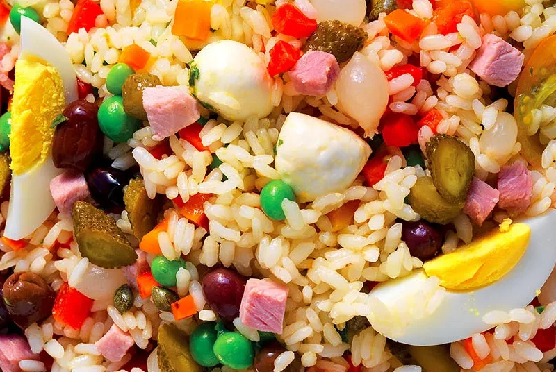 Un dettaglio dell'insalata di riso pronta da gustare