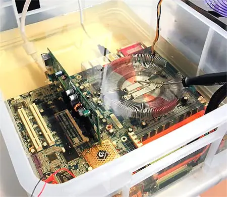 Il computer pieno d'olio e sigillato