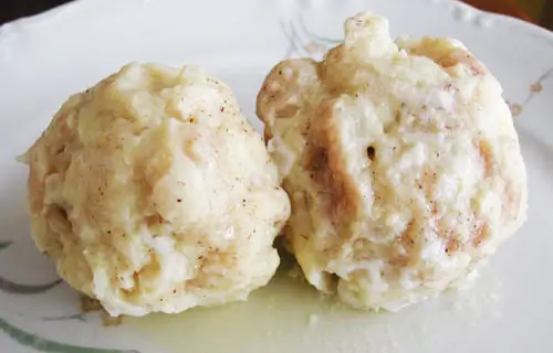 Due canederli su un piatto Due palline (canederli) su un piatto