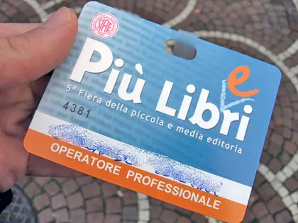 il cartellino con la scritta Piu Lib(e)ri, numero 4381, con la nota che sono un operatore professionale