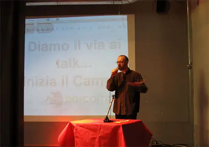  mentre presenta il suo argomento sul palco