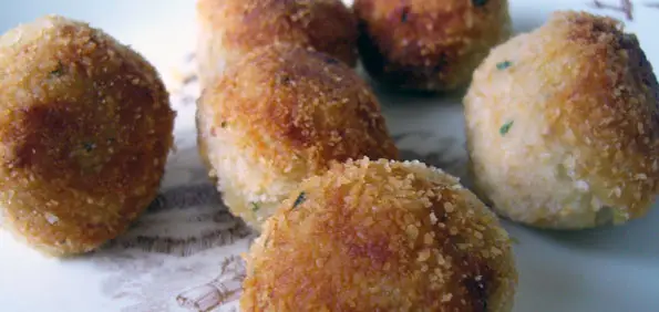 Alcune polpette su un piatto di portata