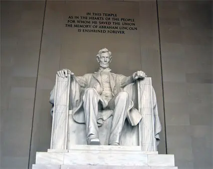 la statua di abramo lincoln alta circa 20 metri