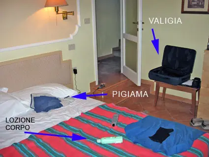 una panoramica della mia camera: letto ed effetti personali
