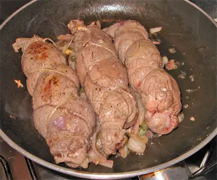 le braciole stanno rosolando in padella