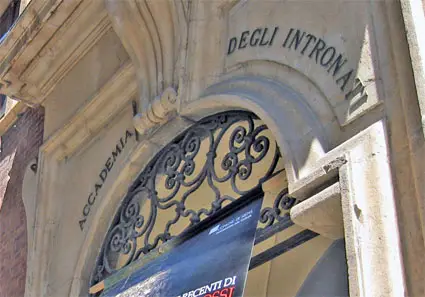 sopra una porta sta scritto: accademia degli intronati