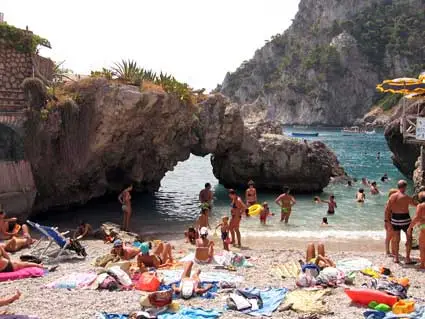 La spiaggia molto affollata di marina piccola