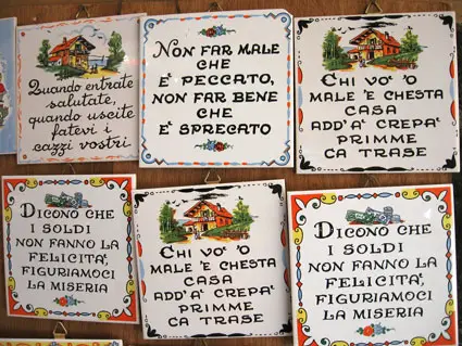frasi divertenti scritte su mattonelle in terracotta