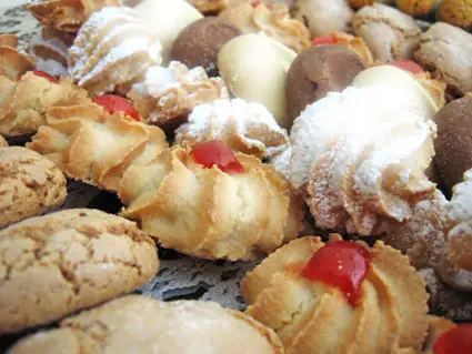 un vassoio pieno di dolcetti sfiziosi