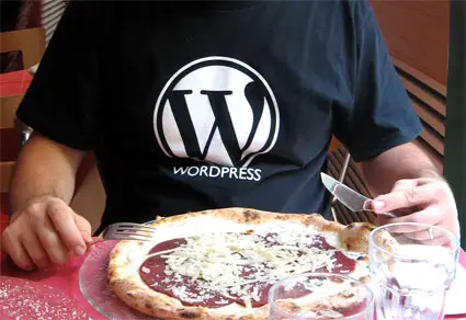 il sottoscritto indossa la maglietta davanti ad una gustosa pizza