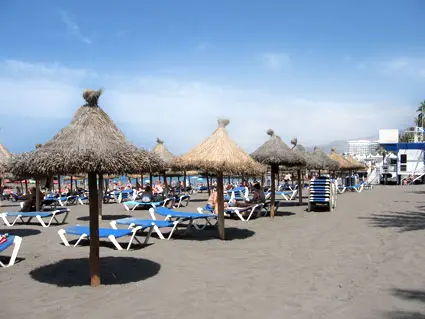 la spiaggia con sabbia scura tipica dell'isola