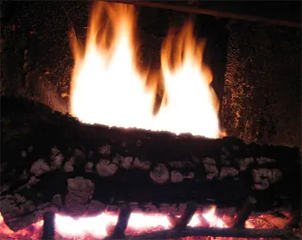 un bel fuoco caldo asciuga ogni freddo