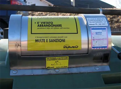 un cassonetto con pesa rifiuti incorporato
